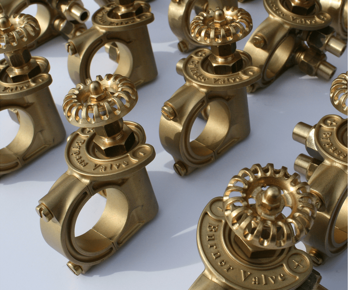 Closeup van een serie messing model stoon kranen