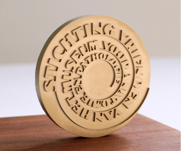 Achterzijde van een messing penning met de tekst Stichting vrienden van het Museum voor Anatomie en Pathologie 